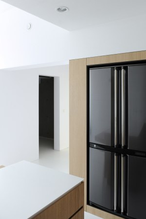 Haus, Wohnhaus, Lubliniec, house, Dyrda Fikus Architekci, Polen, Poland, Fassade, Schwarz, black, Farbe, facade, Dach, roof, Garten, Walmdach, hipped roof, Zeltdach, Terrasse, radikal, Polyurethan, Holz, Purismus, wood