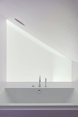 Haus, Wohnhaus, Lubliniec, house, Dyrda Fikus Architekci, Polen, Poland, Fassade, Schwarz, black, Farbe, facade, Dach, roof, Garten, Walmdach, hipped roof, Zeltdach, Terrasse, radikal, Polyurethan, Holz, Purismus, wood