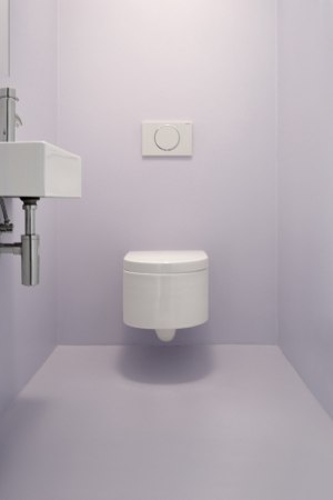 Haus, Wohnhaus, Lubliniec, house, Dyrda Fikus Architekci, Polen, Poland, Fassade, Schwarz, black, Farbe, facade, Dach, roof, Garten, Walmdach, hipped roof, Zeltdach, Terrasse, radikal, Polyurethan, Holz, Purismus, wood