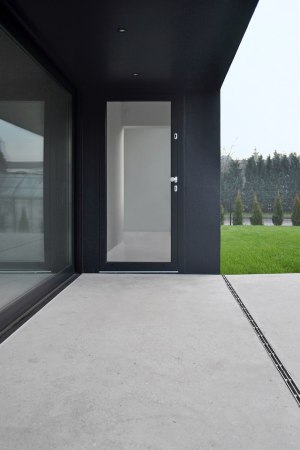 Haus, Wohnhaus, Lubliniec, house, Dyrda Fikus Architekci, Polen, Poland, Fassade, Schwarz, black, Farbe, facade, Dach, roof, Garten, Walmdach, hipped roof, Zeltdach, Terrasse, radikal, Polyurethan, Holz, Purismus, wood