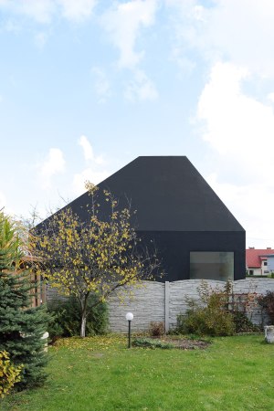 Haus, Wohnhaus, Lubliniec, house, Dyrda Fikus Architekci, Polen, Poland, Fassade, Schwarz, black, Farbe, facade, Dach, roof, Garten, Walmdach, hipped roof, Zeltdach, Terrasse, radikal, Polyurethan, Holz, Purismus, wood