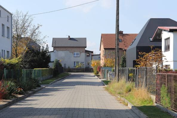 Haus, Wohnhaus, Lubliniec, house, Dyrda Fikus Architekci, Polen, Poland, Fassade, Schwarz, black, Farbe, facade, Dach, roof, Garten, Walmdach, hipped roof, Zeltdach, Terrasse, radikal, Polyurethan, Holz, Purismus, wood