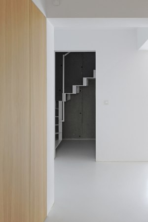 Haus, Wohnhaus, Lubliniec, house, Dyrda Fikus Architekci, Polen, Poland, Fassade, Schwarz, black, Farbe, facade, Dach, roof, Garten, Walmdach, hipped roof, Zeltdach, Terrasse, radikal, Polyurethan, Holz, Purismus, wood