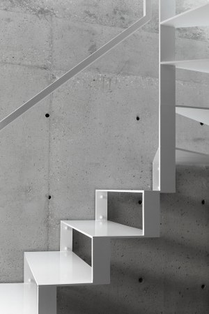 Haus, Wohnhaus, Lubliniec, house, Dyrda Fikus Architekci, Polen, Poland, Fassade, Schwarz, black, Farbe, facade, Dach, roof, Garten, Walmdach, hipped roof, Zeltdach, Terrasse, radikal, Polyurethan, Holz, Purismus, wood