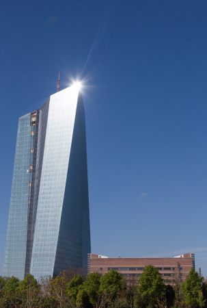 EZB, Europische Zentralbank, Frankfurt am Main, Bank, Coop Himmelb(l)au, Wolf D. Prix, Neubau, Erffnung, Hochhaus, opening, tower, Turm, high rise, Glass, glas, Gromarkthalle, Martin Elsaesser, Sanierung, Umbau, Denkmalpflege, Bro, office, Beton, concrete, Stahl, Aluminium, steel, Fassade, facade, Brcke, Atrium, Erinnerungssttte