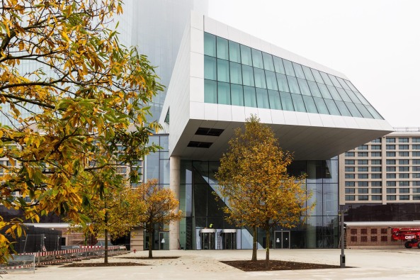 EZB, Europ�ische Zentralbank, Frankfurt am Main, Bank, Coop Himmelb(l)au, Wolf D. Prix, Neubau, Er�ffnung, Hochhaus, opening, tower, Turm, high rise, Glass, glas, Gro�markthalle, Martin Elsaesser, Sanierung, Umbau, Denkmalpflege, B�ro, office, Beton, concrete, Stahl, Aluminium, steel, Fassade, facade, Br�cke, Atrium, Erinnerungsst�tte