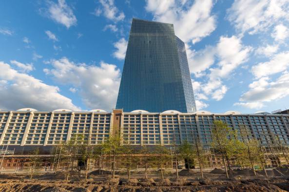 EZB, Europ�ische Zentralbank, Frankfurt am Main, Bank, Coop Himmelb(l)au, Wolf D. Prix, Neubau, Er�ffnung, Hochhaus, opening, tower, Turm, high rise, Glass, glas, Gro�markthalle, Martin Elsaesser, Sanierung, Umbau, Denkmalpflege, B�ro, office, Beton, concrete, Stahl, Aluminium, steel, Fassade, facade, Br�cke, Atrium, Erinnerungsst�tte