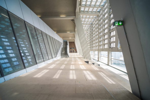 EZB, Europ�ische Zentralbank, Frankfurt am Main, Bank, Coop Himmelb(l)au, Wolf D. Prix, Neubau, Er�ffnung, Hochhaus, opening, tower, Turm, high rise, Glass, glas, Gro�markthalle, Martin Elsaesser, Sanierung, Umbau, Denkmalpflege, B�ro, office, Beton, concrete, Stahl, Aluminium, steel, Fassade, facade, Br�cke, Atrium, Erinnerungsst�tte