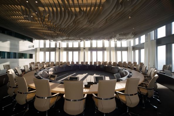 EZB, Europ�ische Zentralbank, Frankfurt am Main, Bank, Coop Himmelb(l)au, Wolf D. Prix, Neubau, Er�ffnung, Hochhaus, opening, tower, Turm, high rise, Glass, glas, Gro�markthalle, Martin Elsaesser, Sanierung, Umbau, Denkmalpflege, B�ro, office, Beton, concrete, Stahl, Aluminium, steel, Fassade, facade, Br�cke, Atrium, Erinnerungsst�tte