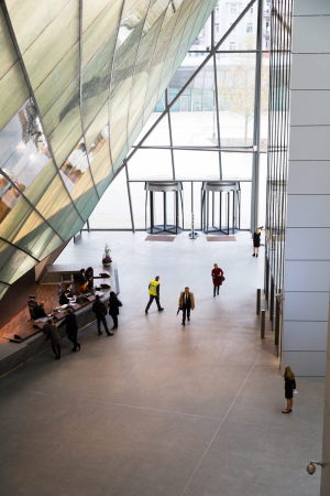 EZB, Europ�ische Zentralbank, Frankfurt am Main, Bank, Coop Himmelb(l)au, Wolf D. Prix, Neubau, Er�ffnung, Hochhaus, opening, tower, Turm, high rise, Glass, glas, Gro�markthalle, Martin Elsaesser, Sanierung, Umbau, Denkmalpflege, B�ro, office, Beton, concrete, Stahl, Aluminium, steel, Fassade, facade, Br�cke, Atrium, Erinnerungsst�tte