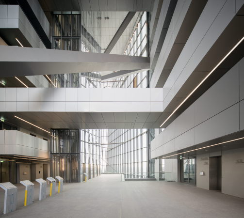 EZB, Europische Zentralbank, Frankfurt am Main, Bank, Coop Himmelb(l)au, Wolf D. Prix, Neubau, Erffnung, Hochhaus, opening, tower, Turm, high rise, Glass, glas, Gromarkthalle, Martin Elsaesser, Sanierung, Umbau, Denkmalpflege, Bro, office, Beton, concrete, Stahl, Aluminium, steel, Fassade, facade, Brcke, Atrium, Erinnerungssttte