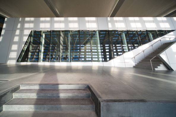 EZB, Europ�ische Zentralbank, Frankfurt am Main, Bank, Coop Himmelb(l)au, Wolf D. Prix, Neubau, Er�ffnung, Hochhaus, opening, tower, Turm, high rise, Glass, glas, Gro�markthalle, Martin Elsaesser, Sanierung, Umbau, Denkmalpflege, B�ro, office, Beton, concrete, Stahl, Aluminium, steel, Fassade, facade, Br�cke, Atrium, Erinnerungsst�tte