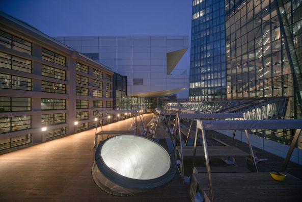 EZB, Europische Zentralbank, Frankfurt am Main, Bank, Coop Himmelb(l)au, Wolf D. Prix, Neubau, Erffnung, Hochhaus, opening, tower, Turm, high rise, Glass, glas, Gromarkthalle, Martin Elsaesser, Sanierung, Umbau, Denkmalpflege, Bro, office, Beton, concrete, Stahl, Aluminium, steel, Fassade, facade, Brcke, Atrium, Erinnerungssttte