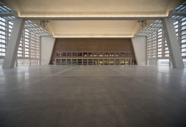 EZB, Europ�ische Zentralbank, Frankfurt am Main, Bank, Coop Himmelb(l)au, Wolf D. Prix, Neubau, Er�ffnung, Hochhaus, opening, tower, Turm, high rise, Glass, glas, Gro�markthalle, Martin Elsaesser, Sanierung, Umbau, Denkmalpflege, B�ro, office, Beton, concrete, Stahl, Aluminium, steel, Fassade, facade, Br�cke, Atrium, Erinnerungsst�tte