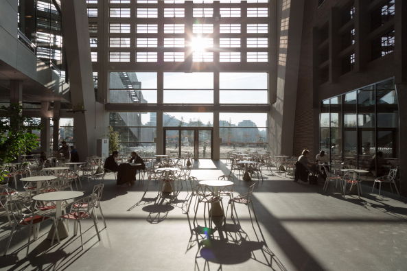 EZB, Europ�ische Zentralbank, Frankfurt am Main, Bank, Coop Himmelb(l)au, Wolf D. Prix, Neubau, Er�ffnung, Hochhaus, opening, tower, Turm, high rise, Glass, glas, Gro�markthalle, Martin Elsaesser, Sanierung, Umbau, Denkmalpflege, B�ro, office, Beton, concrete, Stahl, Aluminium, steel, Fassade, facade, Br�cke, Atrium, Erinnerungsst�tte