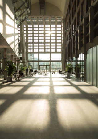 EZB, Europ�ische Zentralbank, Frankfurt am Main, Bank, Coop Himmelb(l)au, Wolf D. Prix, Neubau, Er�ffnung, Hochhaus, opening, tower, Turm, high rise, Glass, glas, Gro�markthalle, Martin Elsaesser, Sanierung, Umbau, Denkmalpflege, B�ro, office, Beton, concrete, Stahl, Aluminium, steel, Fassade, facade, Br�cke, Atrium, Erinnerungsst�tte