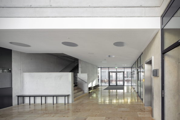 Baurconsult, Mehrzweckhalle, Dreichsporthalle, Beilngries, Bayern, Multifunktional, Sporthalle, Mittelschule Beilngries, Metallfassade, Fassade, Hallenbad, Mensa, Glas, Verglasung, glass, facade,