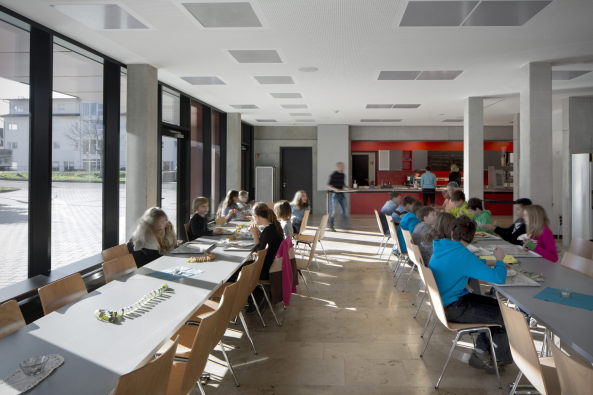 Baurconsult, Mehrzweckhalle, Dreichsporthalle, Beilngries, Bayern, Multifunktional, Sporthalle, Mittelschule Beilngries, Metallfassade, Fassade, Hallenbad, Mensa, Glas, Verglasung, glass, facade,