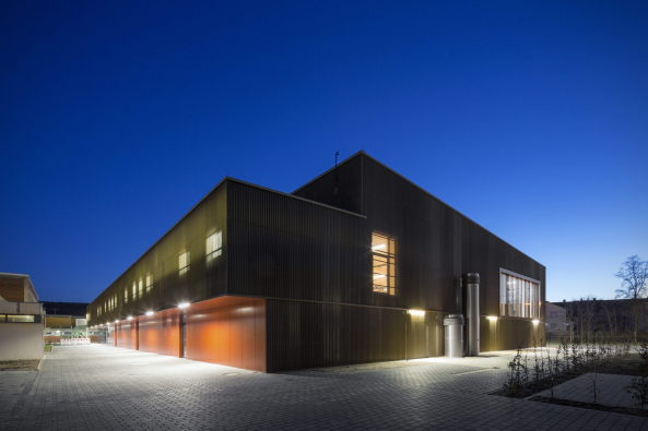 Baurconsult, Mehrzweckhalle, Dreichsporthalle, Beilngries, Bayern, Multifunktional, Sporthalle, Mittelschule Beilngries, Metallfassade, Fassade, Hallenbad, Mensa, Glas, Verglasung, glass, facade,