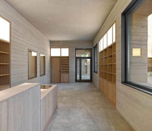 Max Dudler, Max Dudler Architekten, Zwillinge in Bielefeld, Johannisberg, Parklandschaft Johannisberg, Besucherzentrum, Bielefeld, Teutoburger Wald, Pavillon, Pavilion, Park, Umbau Stadt Bielefeld, Prinz und Pott Tragwerksplaner, Martell Ingenieurbro, Stefan Mller, Aussichtspunkt, Ausflusgziel, Ensemble, Neubau, Museumshop, Fassade, Burg, Maernwerk, Stampfbeton, Sparrenburg, Identitt, Landschaftsdenkmal, Mittelgebirge, Ausflug, Kulturdenkmal, Streneg Architektur, Umbau und Erweiterung, Parkarchitektur, Park und Burg, Zwillingsbauten, Dudler-Zwilling, Stampfbeton, Eckeard Gerber, Wettbewerb, 1. Preis, Material, Neubau, BauNetz, Baunetz-Melung, Architektur in Deutschland, Tor, Beton, Stampfbeton, concrete, Max Dudlers Neubau im Park Johannisberg