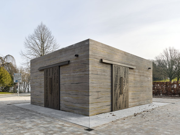 Max Dudler, Max Dudler Architekten, Zwillinge in Bielefeld, Johannisberg, Parklandschaft Johannisberg, Besucherzentrum, Bielefeld, Teutoburger Wald, Pavillon, Pavilion, Park, Umbau Stadt Bielefeld, Prinz und Pott Tragwerksplaner, Martell Ingenieurbro, Stefan Mller, Aussichtspunkt, Ausflusgziel, Ensemble, Neubau, Museumshop, Fassade, Burg, Maernwerk, Stampfbeton, Sparrenburg, Identitt, Landschaftsdenkmal, Mittelgebirge, Ausflug, Kulturdenkmal, Streneg Architektur, Umbau und Erweiterung, Parkarchitektur, Park und Burg, Zwillingsbauten, Dudler-Zwilling, Stampfbeton, Eckeard Gerber, Wettbewerb, 1. Preis, Material, Neubau, BauNetz, Baunetz-Melung, Architektur in Deutschland, Tor, Beton, Stampfbeton, concrete, Max Dudlers Neubau im Park Johannisberg