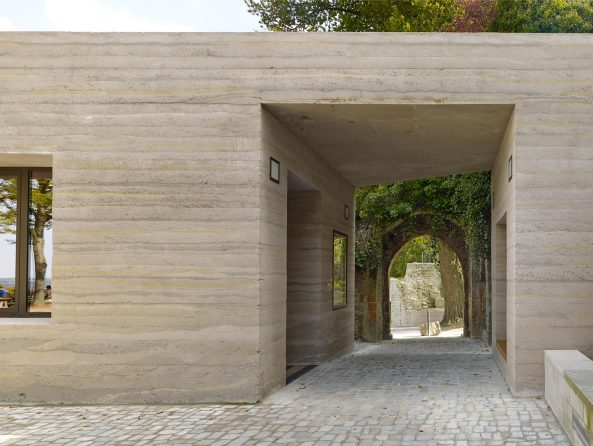 Max Dudler, Max Dudler Architekten, Zwillinge in Bielefeld, Johannisberg, Parklandschaft Johannisberg, Besucherzentrum, Bielefeld, Teutoburger Wald, Pavillon, Pavilion, Park, Umbau Stadt Bielefeld, Prinz und Pott Tragwerksplaner, Martell Ingenieurbro, Stefan Mller, Aussichtspunkt, Ausflusgziel, Ensemble, Neubau, Museumshop, Fassade, Burg, Maernwerk, Stampfbeton, Sparrenburg, Identitt, Landschaftsdenkmal, Mittelgebirge, Ausflug, Kulturdenkmal, Streneg Architektur, Umbau und Erweiterung, Parkarchitektur, Park und Burg, Zwillingsbauten, Dudler-Zwilling, Stampfbeton, Eckeard Gerber, Wettbewerb, 1. Preis, Material, Neubau, BauNetz, Baunetz-Melung, Architektur in Deutschland, Tor, Beton, Stampfbeton, concrete, Max Dudlers Neubau im Park Johannisberg