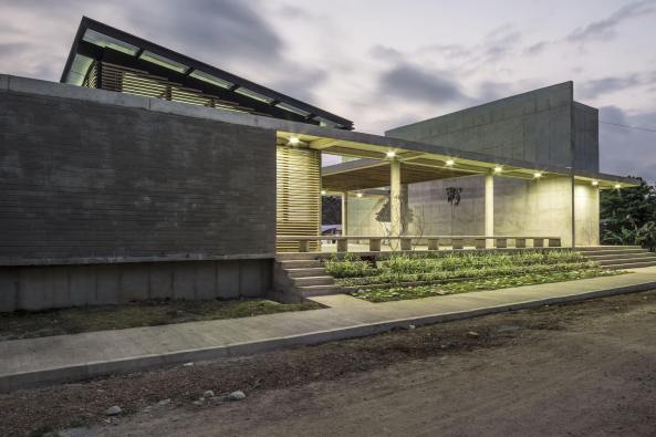 Turbo, Kolumbien, Pueblo Bello, House of Memory and Community Space, Taller Sintesis, Angelica Gaviria, Antioquia Uraba, Beton, concrete, Symbol, Erinnerungssttte, Begegnungssttte, classroom, Klassenraum, Holz, wood, Licht, light, Rampe