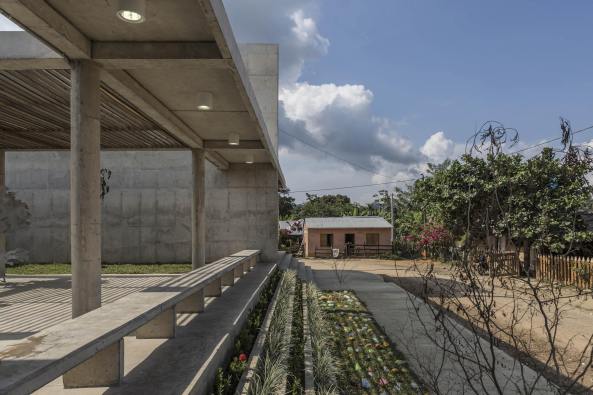 Turbo, Kolumbien, Pueblo Bello, House of Memory and Community Space, Taller Sintesis, Angelica Gaviria, Antioquia Uraba, Beton, concrete, Symbol, Erinnerungsst�tte, Begegnungsst�tte, classroom, Klassenraum, Holz, wood, Licht, light, Rampe