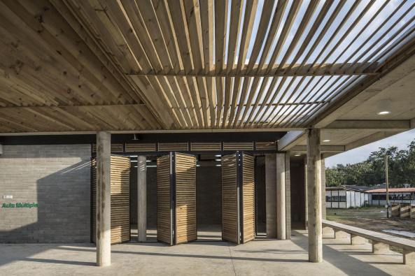 Turbo, Kolumbien, Pueblo Bello, House of Memory and Community Space, Taller Sintesis, Angelica Gaviria, Antioquia Uraba, Beton, concrete, Symbol, Erinnerungsst�tte, Begegnungsst�tte, classroom, Klassenraum, Holz, wood, Licht, light, Rampe