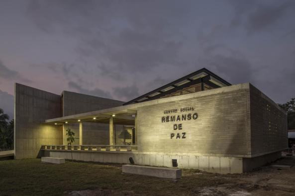 Turbo, Kolumbien, Pueblo Bello, House of Memory and Community Space, Taller Sintesis, Angelica Gaviria, Antioquia Uraba, Beton, concrete, Symbol, Erinnerungsst�tte, Begegnungsst�tte, classroom, Klassenraum, Holz, wood, Licht, light, Rampe