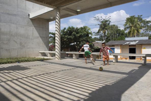 Turbo, Kolumbien, Pueblo Bello, House of Memory and Community Space, Taller Sintesis, Angelica Gaviria, Antioquia Uraba, Beton, concrete, Symbol, Erinnerungssttte, Begegnungssttte, classroom, Klassenraum, Holz, wood, Licht, light, Rampe