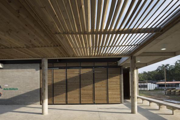 Turbo, Kolumbien, Pueblo Bello, House of Memory and Community Space, Taller Sintesis, Angelica Gaviria, Antioquia Uraba, Beton, concrete, Symbol, Erinnerungssttte, Begegnungssttte, classroom, Klassenraum, Holz, wood, Licht, light, Rampe