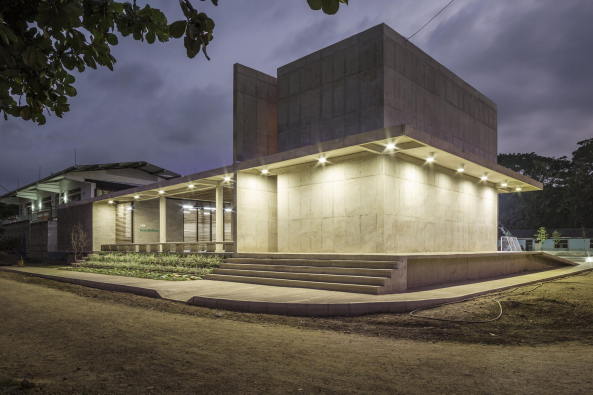 Turbo, Kolumbien, Pueblo Bello, House of Memory and Community Space, Taller Sintesis, Angelica Gaviria, Antioquia Uraba, Beton, concrete, Symbol, Erinnerungssttte, Begegnungssttte, classroom, Klassenraum, Holz, wood, Licht, light, Rampe