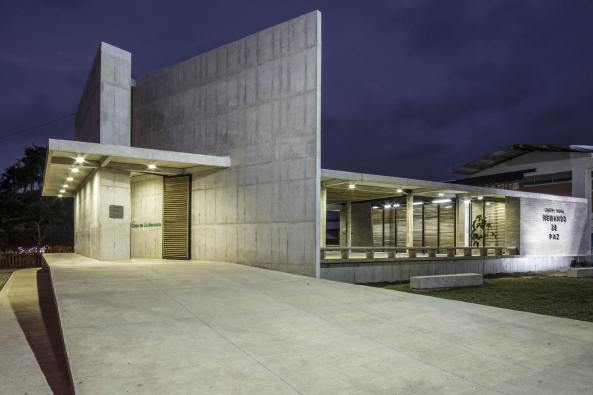 Turbo, Kolumbien, Pueblo Bello, House of Memory and Community Space, Taller Sintesis, Angelica Gaviria, Antioquia Uraba, Beton, concrete, Symbol, Erinnerungssttte, Begegnungssttte, classroom, Klassenraum, Holz, wood, Licht, light, Rampe