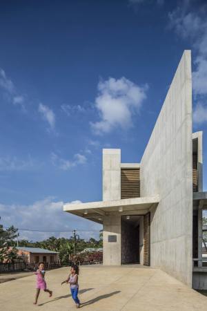 Turbo, Kolumbien, Pueblo Bello, House of Memory and Community Space, Taller Sintesis, Angelica Gaviria, Antioquia Uraba, Beton, concrete, Symbol, Erinnerungssttte, Begegnungssttte, classroom, Klassenraum, Holz, wood, Licht, light, Rampe