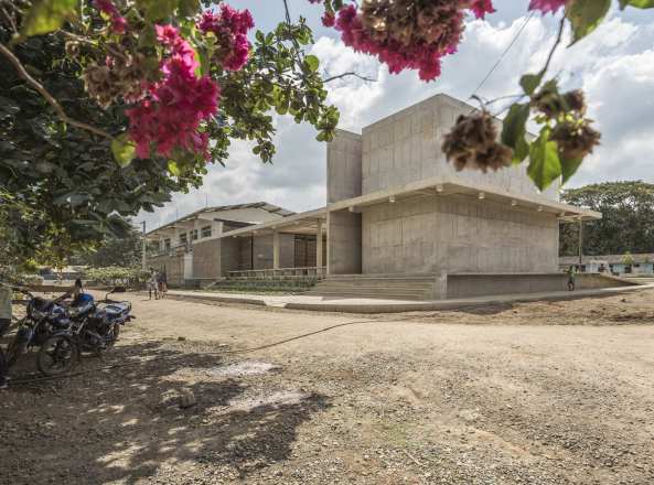 Turbo, Kolumbien, Pueblo Bello, House of Memory and Community Space, Taller Sintesis, Angelica Gaviria, Antioquia Uraba, Beton, concrete, Symbol, Erinnerungsst�tte, Begegnungsst�tte, classroom, Klassenraum, Holz, wood, Licht, light, Rampe