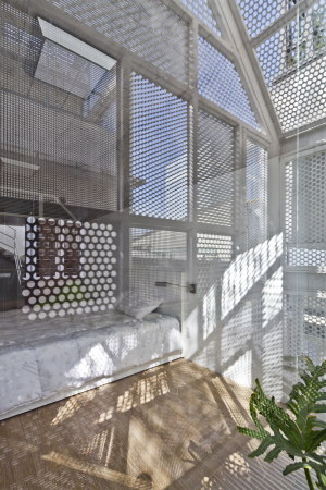 Ho-Chi-Minh-Stadt, Vietnam, DD concept, 3x10 house, Haus, Wohnen, Wohnhaus, Beton, Fassade, Gitter, Perforation, facade, concrete, gutter, grid, residential, Ho Chi Minh City, layer, Schicht, kleines Grundstck, small plot, Licht, light, natrliches Licht, Stahl, steel