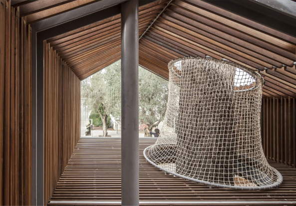 Baumhaus, Jerusalem, Minihaus, Holz, Wald, Kinder, Spielplatz, Hof, Innenhof, Courtyard, Youth, building, Ifat Finkelman, Deborah Warschawski, Israel Museum, Youth WIng for Art Education, Hila Meier, Amit Geron, Lier Foundation