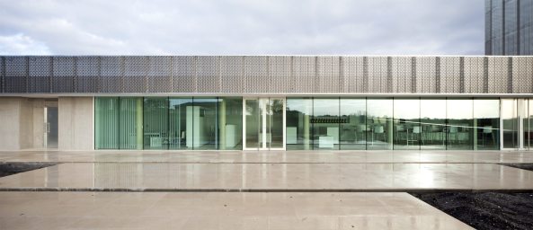 Chateau Gruaud-Larose, Saint-Julien-Beychevelle, Frankreich, Degustation, tasting centre, observation tower, Observatorium, tower, Turm, Auskragung, Medoc, Bordeaux, Besucherzentrum, Glas, glass, Fassade, Weinanbaugebiet, Edelstahl, Stahl, steel, stainless steel, Gitter, mesh, Aussichtsplattform, Aussicht, view, platform, vineyard, facade