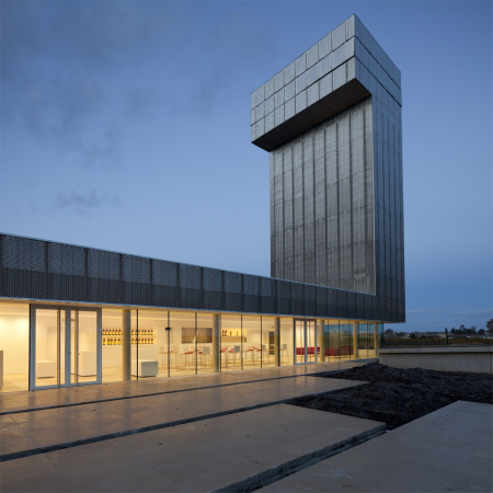 Chateau Gruaud-Larose, Saint-Julien-Beychevelle, Frankreich, Degustation, tasting centre, observation tower, Observatorium, tower, Turm, Auskragung, Medoc, Bordeaux, Besucherzentrum, Glas, glass, Fassade, Weinanbaugebiet, Edelstahl, Stahl, steel, stainless steel, Gitter, mesh, Aussichtsplattform, Aussicht, view, platform, vineyard, facade