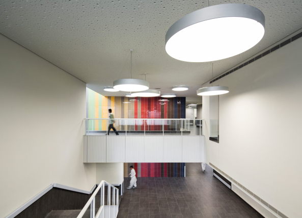 Krankenhaus in Kuwait, AGI Architects, Ali Mohammed T. Al-Ghanim Krankenhaus, Klinik, Gesundheitsbauten, Fassade, Licht, Belichtung, Innenhfe, Lichschacht, Orientmuster, Orient, Schleier, Patienten, Orientierung, Tageslicht, daylight, Gold, Bauen im Orient, Emirate, arabische Architektur, Sprache, Baunetz, Baunetz-Meldung, Bettina Krause, Health, Healing Architecture, Bauen fr die Gesundheit