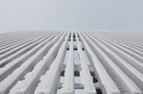 Val-Jalbert, Belvedere, Atelier Pierre Thibault, village, Dorf, Kanada, Canada, historisches Dorf, Holz, wood, Ruine, ruin, Zaun, Fassade, facade, lattice, Fabrik, factory, Tourismus, Aussichtsplattform