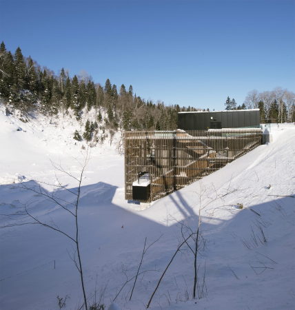 Val-Jalbert, Belvedere, Atelier Pierre Thibault, village, Dorf, Kanada, Canada, historisches Dorf, Holz, wood, Ruine, ruin, Zaun, Fassade, facade, lattice, Fabrik, factory, Tourismus, Aussichtsplattform