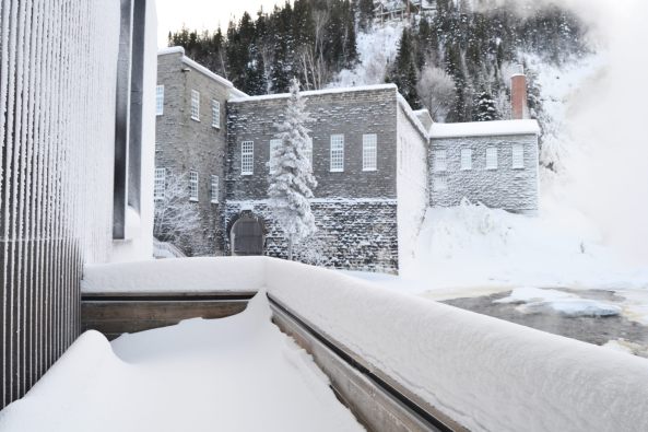 Val-Jalbert, Belvedere, Atelier Pierre Thibault, village, Dorf, Kanada, Canada, historisches Dorf, Holz, wood, Ruine, ruin, Zaun, Fassade, facade, lattice, Fabrik, factory, Tourismus, Aussichtsplattform