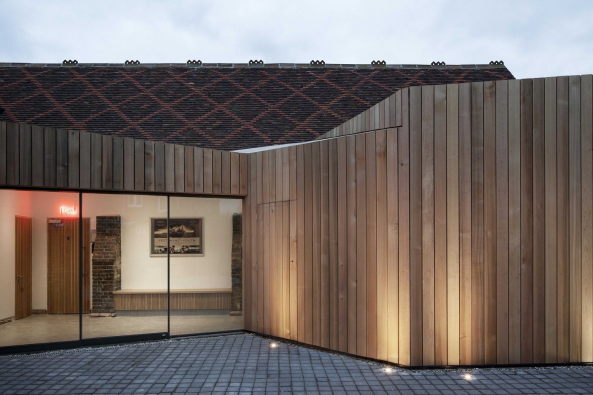 Rye, East Sussex, Kino, cinema, Jonathan Dunn Architects, England, Grobritannien, Nordirland, Wohnanlage, John Fletcher, housing project, Denkmalpflege, conservation, reuse, Umnutzung, Hgel, slope, Dachkonstruktion, Dach, roof, Erweiterung, extension, Holz, wood, red cedar, Zedernholz, Eichenholz, Fassade, facade, Akustik, acoustic, Theater, Ballett, Oper, Sport