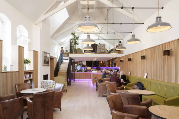 Rye, East Sussex, Kino, cinema, Jonathan Dunn Architects, England, Grobritannien, Nordirland, Wohnanlage, John Fletcher, housing project, Denkmalpflege, conservation, reuse, Umnutzung, Hgel, slope, Dachkonstruktion, Dach, roof, Erweiterung, extension, Holz, wood, red cedar, Zedernholz, Eichenholz, Fassade, facade, Akustik, acoustic, Theater, Ballett, Oper, Sport