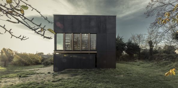 Ziegler Antonin architecte, Impasse des Falaises, rmelkanal, La Manche, Meer, Haus, house, sea, country house, Fassade, facade, schwarz, Holz, wood, Anbau, Bibliothek, library, Senneville-sur-Fecamp, Kubus, Fenster, window, Holzpaneele, Ausblick, view