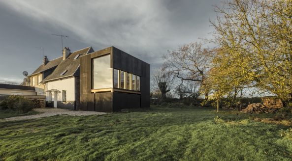 Ziegler Antonin architecte, Impasse des Falaises, rmelkanal, La Manche, Meer, Haus, house, sea, country house, Fassade, facade, schwarz, Holz, wood, Anbau, Bibliothek, library, Senneville-sur-Fecamp, Kubus, Fenster, window, Holzpaneele, Ausblick, view