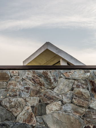 C�rdoba, Argentinien, House in Q2, Santiago Carlos Viale Lescano, Haus, housing, unterirdisch, Hof, courtyard, Beton, concrete, Dach, roof, vegetation, Garten, Terrasse, terrace, pool, Schwimmbad, Beleuchtung, light, Aluminium, S�ule, column, Gestein, brick, Backstein