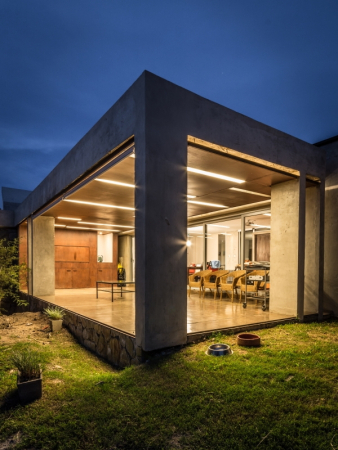 Crdoba, Argentinien, House in Q2, Santiago Carlos Viale Lescano, Haus, housing, unterirdisch, Hof, courtyard, Beton, concrete, Dach, roof, vegetation, Garten, Terrasse, terrace, pool, Schwimmbad, Beleuchtung, light, Aluminium, Sule, column, Gestein, brick, Backstein